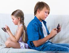 Ηλεκτρονικά μέσα (Η/Υ, tablets, smart phones, κτλ) στη ζωή των παιδιών. Νέες οδηγίες προς τους γονείς από την Αμερικάνικη Ακαδημία Παιδιατρικής.