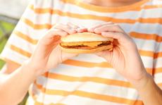 Πρόχειρο φαγητό: Η κατανάλωση πρόχειρου φαγητού - junk food -  από παιδιά και εγκύους επιδρά αρνητικά στην ψυχική υγεία των παιδιών