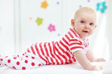Μωρό 12 μηνών, φυσιολογική ανάπτυξη: Κινητικότητα, κοινωνικότητα, αντίληψη, ακοή, ομιλία