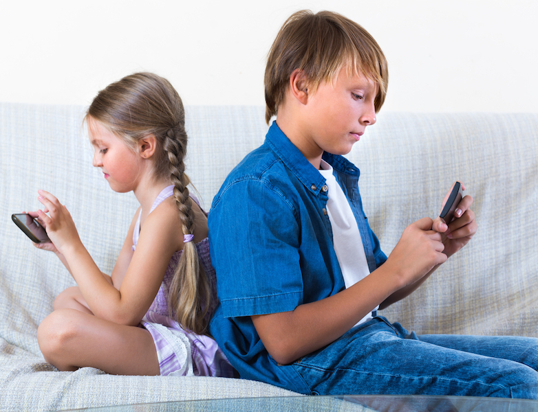 Ηλεκτρονικά μέσα (Η/Υ, tablets, smart phones, κτλ) στη ζωή των παιδιών. Νέες οδηγίες προς τους γονείς από την Αμερικάνικη Ακαδημία Παιδιατρικής.