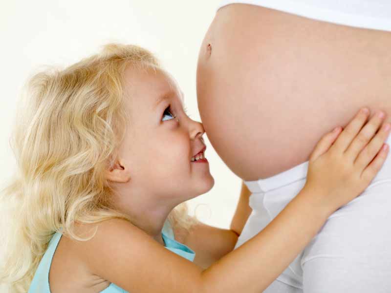 Καινούριο μωρό στην οικογένεια: Συμβουλές στους γονείς πώς να προετοιμάσουν το παιδί. 